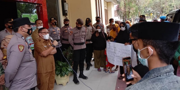 AUDIT BANTUAN - Inspektur Daerah Pohuwato, Moh. Trizal Entengo, memberi penjelasan kepada massa aksi Sepakat.(putra/gopos)