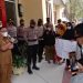 AUDIT BANTUAN - Inspektur Daerah Pohuwato, Moh. Trizal Entengo, memberi penjelasan kepada massa aksi Sepakat.(putra/gopos)