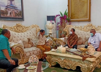 UMKM - Kunjungan Deputi Perkoperasian Kementerian UMKM, Ahmad Zabadi, ke Bupati Gorontalo Nelson Pomalingo, di rumah dinas Bupati Gorontalo, Jumat (29/1/2021). (Putra/Gopos).