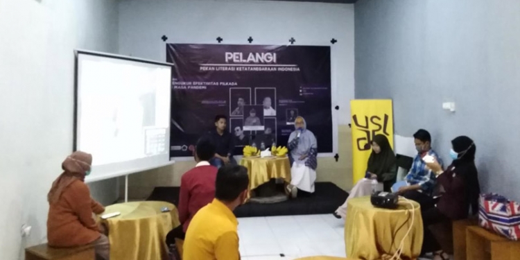 DIALOG FOKUS - Wakil Dekan III Fakultas Hukum, Mutia Cherawaty Thalib saat memberikan sambutan pada kegiatan dialog fokus tentang Efektivitas Pelaksanaan Pilkada ditengah Pandemi, Kamis (21/01/2021) bertempat di Uslap Space, Kota Gorontalo. (rahman/gopos)