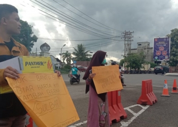 PENGALANGAN DANA - Suasana pengalangan dana yang dilakukan oleh KAMMI Daerah Gorontalo di simpang lima telaga. Ahad (17/1/2021). (Foto Istimewa)