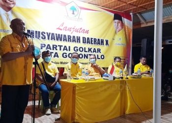 Gubernur Gorontalo, Rusli Habibie, memberikan sambutan pada Musda X Partai Golkar Kota Gorontalo, Sabtu (9/1/2021). (isno/gopos)