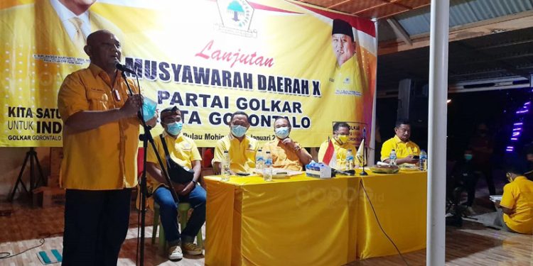 Gubernur Gorontalo, Rusli Habibie, memberikan sambutan pada Musda X Partai Golkar Kota Gorontalo, Sabtu (9/1/2021). (isno/gopos)