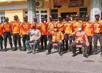 Walikota Gorontalo, Marten Taha saat sesi foto bersama dengan jajaran BPBD Kota Gorontalo dihalaman kantor Walikota Gorontalo. Kamis (14/1/2020). Foto (Ari/Gopos)