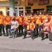 Walikota Gorontalo, Marten Taha saat sesi foto bersama dengan jajaran BPBD Kota Gorontalo dihalaman kantor Walikota Gorontalo. Kamis (14/1/2020). Foto (Ari/Gopos)