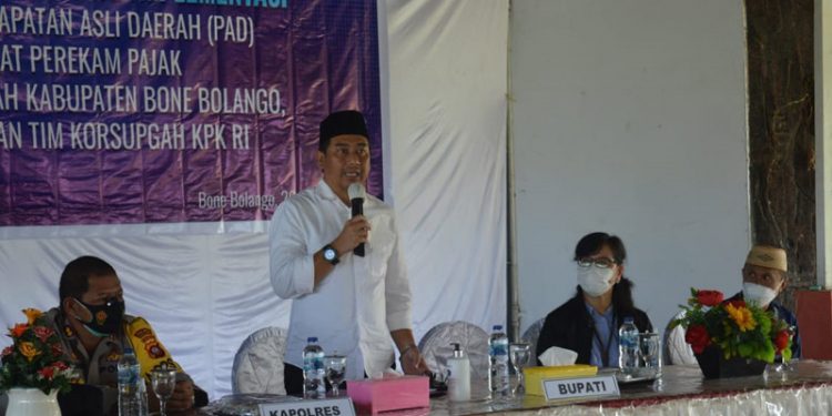 PEREKAM PAJAK - Bupati Bone Bolango, Hamim Pou, memberi sambutan pada peluncuran penggunakan alat perekam pajak di RM Meranti Indah, Rabu (20/1/2021)