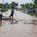 Tim SAR Brimob Gorontalo melakukan pembersihan sampah ranting pohon dan dedaunan untuk mengurangi ketinggian banjir yang merendam Trans Sulawesi di Desa Molingkapoto, Kecamatan Kwandang, Kabupaten Gorontalo, Senin (2/3/2020). (istimewa)
