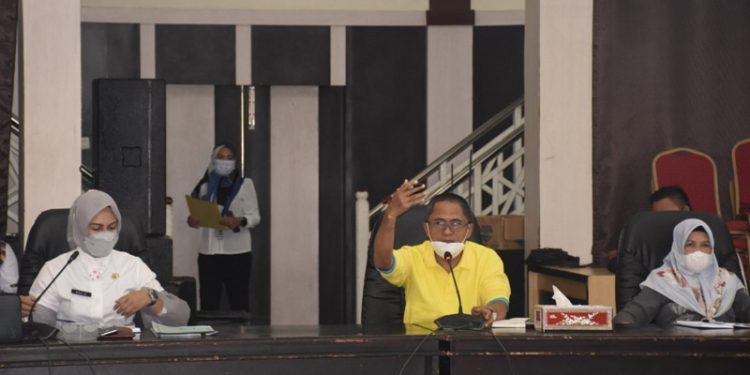 PELAKSANAAN PEN - Sekretaris Daerah Kota Gorontalo, Ismail Madjid memimpin rapat pelaksanaan PEN, diaula Kantor Walikota Gorontalo, Rabu (20/1/2021). (Foto Istimewa)