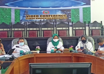 KEMUDAHAN BERINVESTASI - Sekretaris Daerah Kabupaten Gorontalo, Hadijah Thayeb, bersama Kepala Dinas PTSP, Dewi Masita Usman, melakukan Video Conference bersama Kemendagri terkait kemudahan izin berusaha di daerah bertempat di ruang rapat Upango, Badan Keuangan Daerah Kabupaten Gorontalo. (Foto: Istimewa)