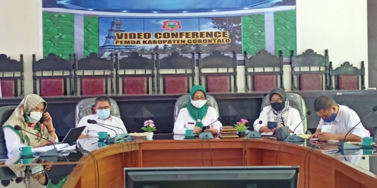KEMUDAHAN BERINVESTASI - Sekretaris Daerah Kabupaten Gorontalo, Hadijah Thayeb, bersama Kepala Dinas PTSP, Dewi Masita Usman, melakukan Video Conference bersama Kemendagri terkait kemudahan izin berusaha di daerah bertempat di ruang rapat Upango, Badan Keuangan Daerah Kabupaten Gorontalo. (Foto: Istimewa)
