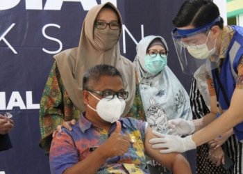 Kepala Bappeda Litbang Bone Bolango Basir Noho saat disuntikan vaksin covid-19