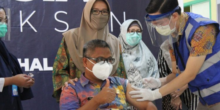 Kepala Bappeda Litbang Bone Bolango Basir Noho saat disuntikan vaksin covid-19