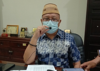 Ketua Komisi 4 DPRD Provinsi Gorontalo, Hamid Kuna saat menggelar konferensi pers terkait Vaksin Covid-19. Foto: Aldy/gopos.