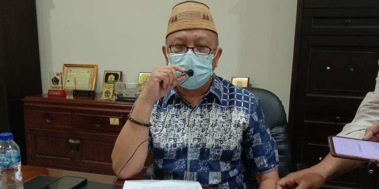 Ketua Komisi 4 DPRD Provinsi Gorontalo, Hamid Kuna saat menggelar konferensi pers terkait Vaksin Covid-19. Foto: Aldy/gopos.