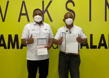 JADI CONTOH - Ketua PGRI Provinsi Gorontalo, Eduart Wolok (kiri) bersama Gubernur Gorontalo, Rusli Habibie (kanan), usai vaksinasi Covid-19. (istimewa)