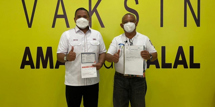 JADI CONTOH - Ketua PGRI Provinsi Gorontalo, Eduart Wolok (kiri) bersama Gubernur Gorontalo, Rusli Habibie (kanan), usai vaksinasi Covid-19. (istimewa)