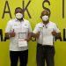 JADI CONTOH - Ketua PGRI Provinsi Gorontalo, Eduart Wolok (kiri) bersama Gubernur Gorontalo, Rusli Habibie (kanan), usai vaksinasi Covid-19. (istimewa)