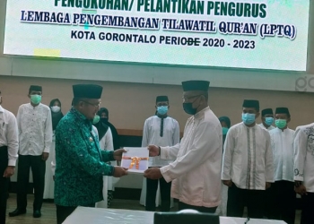 Wali Kota Gorontalo, Marten Taha, melantik pengurus LPTQ Kota Gorontalo, Jumat (8/1/2021). (ari/gopos)