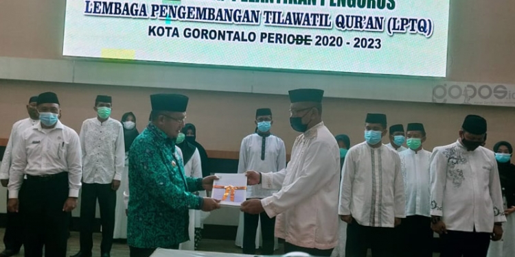 Wali Kota Gorontalo, Marten Taha, melantik pengurus LPTQ Kota Gorontalo, Jumat (8/1/2021). (ari/gopos)