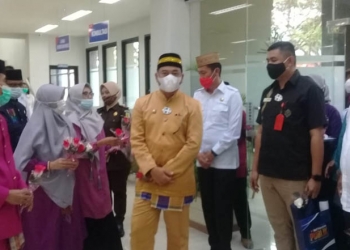 MALL PELAYANAN PUBLIK - Bupati Bone Bolango Hamim Pou saat menghadiri pengresmian Mal Pelayanan Publik Bone Bolango (Indra/Gopos)