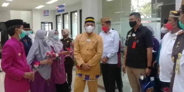 MALL PELAYANAN PUBLIK - Bupati Bone Bolango Hamim Pou saat menghadiri pengresmian Mal Pelayanan Publik Bone Bolango (Indra/Gopos)