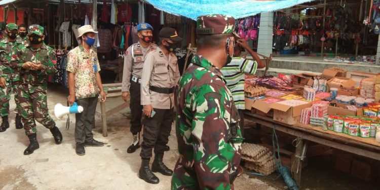Tim gabungan TN-POLRI melakukan operasi yustisi di pasar Kamis Dengilo, perketat protokol kesehatan. Foto: Istimewa.