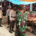 Tim gabungan TN-POLRI melakukan operasi yustisi di pasar Kamis Dengilo, perketat protokol kesehatan. Foto: Istimewa.