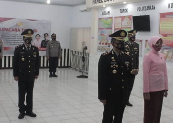 SERTIJAB - Kapolres Gorontalo AKBP Ade Permana, bersama Ibu Ivone Ade Permana, Wakapolres Kompol Pietmon Tamalawe, Kasat Lantas AKP, Dedik Agus Purwanto, mengikuti sertijab Kapolri secara virtual, Rabu (27/1/2021)(Putra/Gopos)