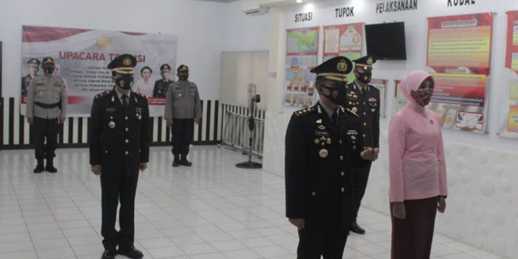 SERTIJAB - Kapolres Gorontalo AKBP Ade Permana, bersama Ibu Ivone Ade Permana, Wakapolres Kompol Pietmon Tamalawe, Kasat Lantas AKP, Dedik Agus Purwanto, mengikuti sertijab Kapolri secara virtual, Rabu (27/1/2021)(Putra/Gopos)
