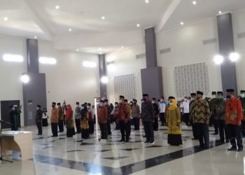 LANTIK PEJABAT - Kepala Kanwil Kemenag Provinsi Gorontalo, Syafrudin Baderung, melantik 25 pejabat Kemenag kabupaten/kota Provinsi Gorontalo, Rabu (20/1/2021). (Foto: Sari/gopos)