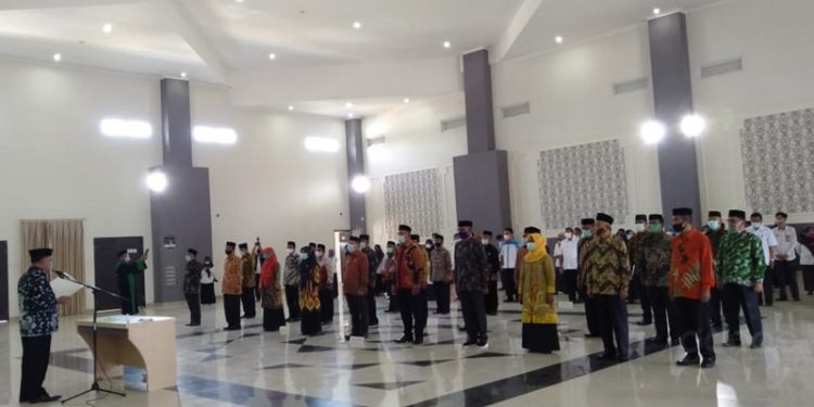 LANTIK PEJABAT - Kepala Kanwil Kemenag Provinsi Gorontalo, Syafrudin Baderung, melantik 25 pejabat Kemenag kabupaten/kota Provinsi Gorontalo, Rabu (20/1/2021). (Foto: Sari/gopos)
