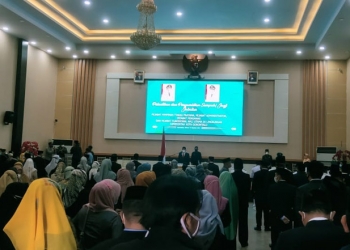 PELANTIKAN PEJABAT - Wali Kota Gorontalo, Marten Taha, memimpin prosesi pelantikan pejabat eselon II, III di Lingkungan Pemkot Gorontalo, Selasa (19/1/2021). (ari/gopos)