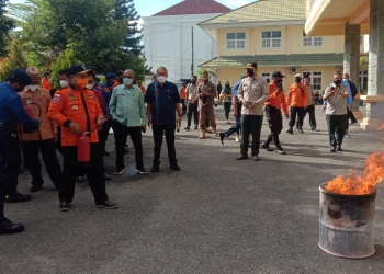 Pelatihan Pemadaman Kebaran menggunakan tabung pemadam di Halaman Kantor Wali Kota Gorontalo. Foto: Aldy/gopos.