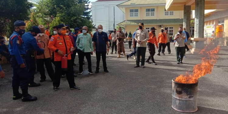 Pelatihan Pemadaman Kebaran menggunakan tabung pemadam di Halaman Kantor Wali Kota Gorontalo. Foto: Aldy/gopos.
