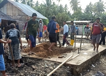 Peletakan batu pertama perbaikan rumah korban kebakaran di Desa Bendungan, Kecamatan Mananggu, Kabupaten Boalemo, Jumat (8/1/2021). (istimewa)