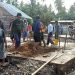 Peletakan batu pertama perbaikan rumah korban kebakaran di Desa Bendungan, Kecamatan Mananggu, Kabupaten Boalemo, Jumat (8/1/2021). (istimewa)