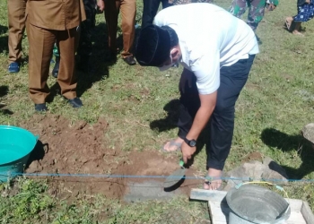 Bupati Bone Bolango saat melakukan peletakan batu pertama pembangunan masjid Al-Hamim di Ponpes Al-Hamim Moosalamati, Selasa (12/1/2021).