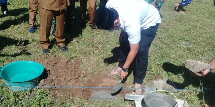 Bupati Bone Bolango saat melakukan peletakan batu pertama pembangunan masjid Al-Hamim di Ponpes Al-Hamim Moosalamati, Selasa (12/1/2021).