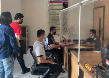BERKAS PERKARA - Pelimpahan berkas perkara video asusila dengan tersangka RM oleh Polres Boalemo ke Kejaksaan Negeri Boalemo, Selasa (26/1/2021). (Humas Polda Gorontalo)