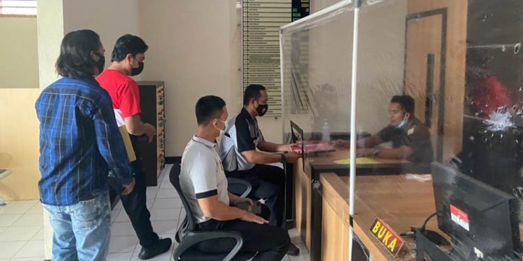 BERKAS PERKARA - Pelimpahan berkas perkara video asusila dengan tersangka RM oleh Polres Boalemo ke Kejaksaan Negeri Boalemo, Selasa (26/1/2021). (Humas Polda Gorontalo)