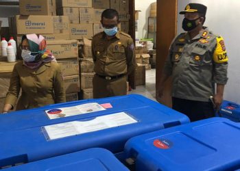 Bupati Pohuwato, Syarif Mbuinga, melakukan pengecekan cool boks yang akan menjadi tempat penyimpanan vaksin covid-19. (istimewa)