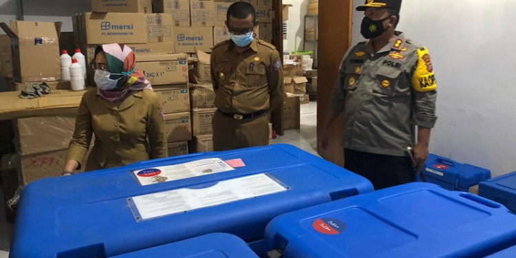 Bupati Pohuwato, Syarif Mbuinga, melakukan pengecekan cool boks yang akan menjadi tempat penyimpanan vaksin covid-19. (istimewa)