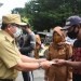 Wali Kota Gorontalo, Marten Taha saat memberikan bantuan kepada para pengemudi bentor di Kota Gorontalo. Foto: Istimewa.
