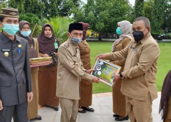Bupati dan wakil Bupati Kabupaten Gorontalo turut hadir dan menerima BPK Award Kabupaten Gorontalo. Foto (Istimewa).