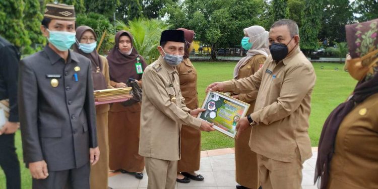 Bupati dan wakil Bupati Kabupaten Gorontalo turut hadir dan menerima BPK Award Kabupaten Gorontalo. Foto (Istimewa).