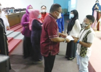 Pemberian penghargaan kepada mahasiswa berprestasi FSB, oleh Rektor UNG. Foto: Istimewa.