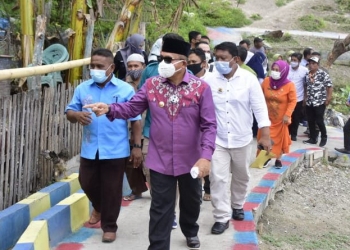 Wali Kota Gorontalo meninjau lokasi pembangunan sarana prasarana di Kelurahan Lekobalo, Kecamatan Kota Barat. Foto: Istimewa.