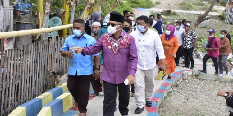 Wali Kota Gorontalo meninjau lokasi pembangunan sarana prasarana di Kelurahan Lekobalo, Kecamatan Kota Barat. Foto: Istimewa.