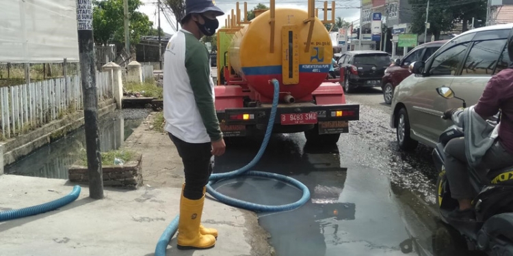 Penyedotan genangan air di perempatan Jl. Andalas dan Jl. Tondano, Kecamatan Sipatana, Kota Gorontalo, Selasa (5/1/2021).