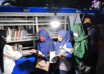 PERPUSTAKAAN KELILING - Beberapa pelajar sedang menikmati bacaan buku di Perpustakaan Keliling Kota Gorontalo. Rabu (20/1/2021). (Foto Istimewa)